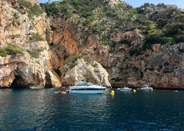 barcas fondeadas en xabia