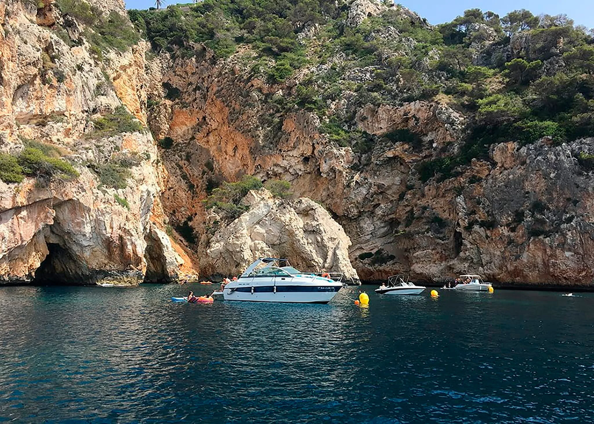 barcas fondeadas en