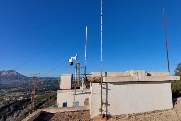 Imagen: Antenas, cámara de vigilancia y equipamiento tecnológico instalados en la azotea de un edificio con un paisaje montañoso de fondo.