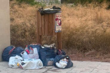 Vertido ilegal de basura en una papelera pública de Benitatxell