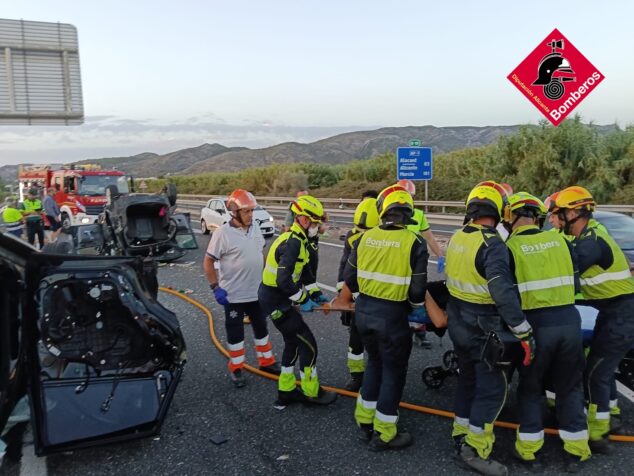 Un grave choque con vueltas de campana moviliza a los bomberos en la salida de la AP-7 en Ondara 2 Imagen: Bomberos del parque de Dénia y asistencias sanitarias trasladan en camilla a una de las víctimas del accidente
