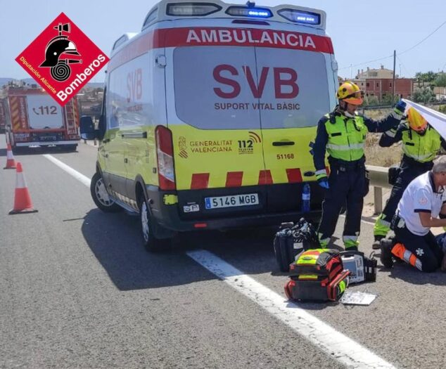 Una mujer fallece en un grave accidente en la N-332, entre Dénia y Benissa 1 Imagen: Bomberos y servicio de emergencias en un accidente | Foto de archivo