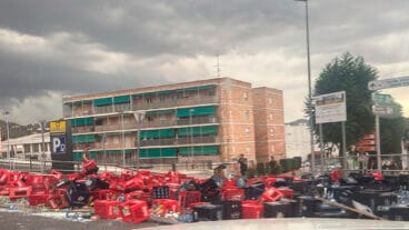 Cajas con botellas de cristal derramadas en Calp