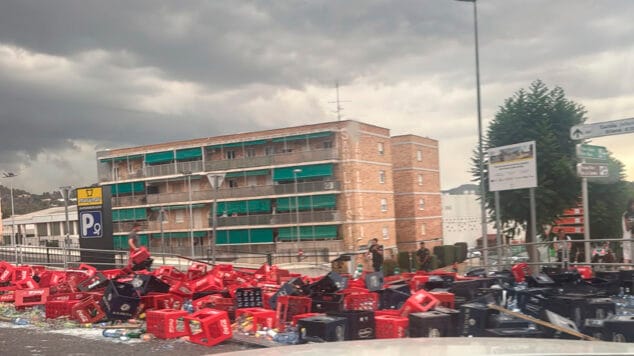 Imagen: Cajas con botellas de cristal derramadas en Calp