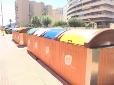 Contenedores de reciclaje de Acciona en una calle de Calp.