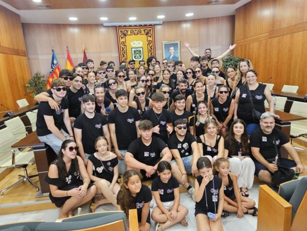 Calp nombra a su alcalde festero por 24 horas: Alberto Meana 5 Imagen: Grupo de festeros jóvenes con gafas de sol y camisetas negras posando en el salón de plenos del Ayuntamiento de Calp durante el Día del Fadrí.