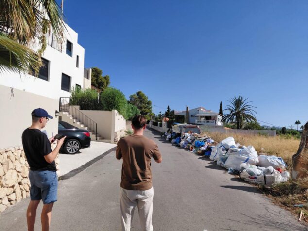 Imagen: Álex Coca y técnicos de Salud Pública inspeccionan basura acumulada en Calp