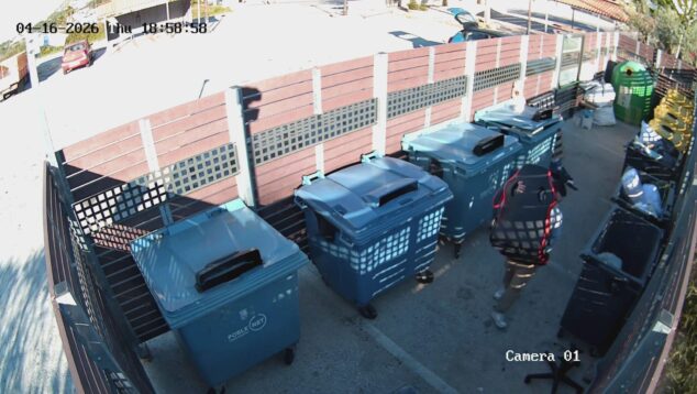 Imagen: Captura de videovigilancia de una persona depositando un residuo voluminoso junto a contenedores en Benitatxell.