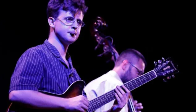 camil arcarazo a la guitarra