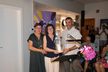 Momento de reconocimiento en la clausura del II Festival Literario de Benitatxell