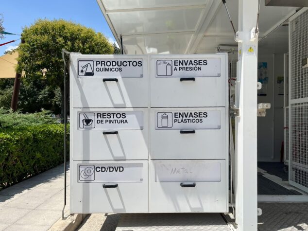 Imagen: Vista de cerca de los cajones etiquetados para el reciclaje de productos químicos, pintura, aerosoles y otros residuos en el ecoparque móvil.