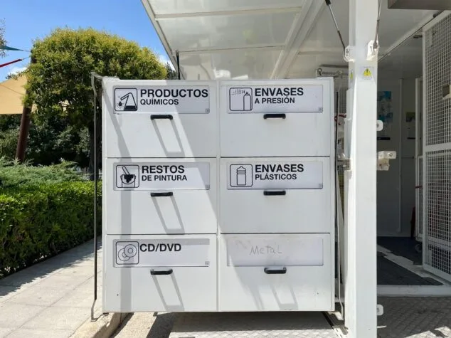 Imagen: Vista de cerca de los cajones etiquetados para el reciclaje de productos químicos, pintura, aerosoles y otros residuos en el ecoparque móvil.