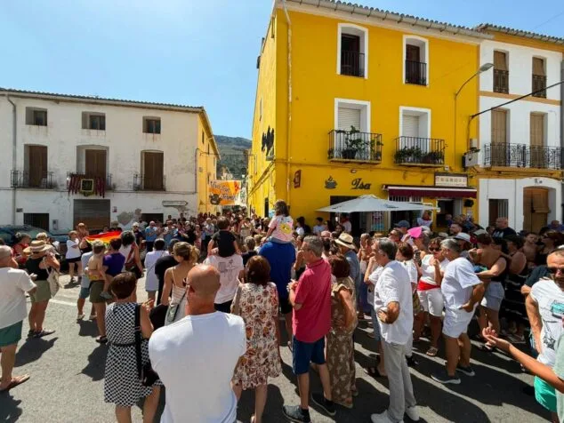 Imagen: Concentración de protesta en Benialí contra agresiones homófobas.