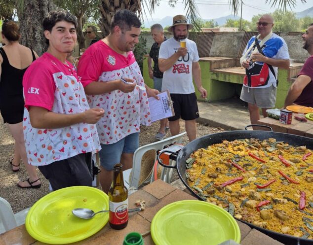 Pamis despide sus fiestas patronales a Sants de la Pedra con gran participación y convivencia 4 Imagen: Concurso de paellas al aire libre durante las fiestas de Pamis.
