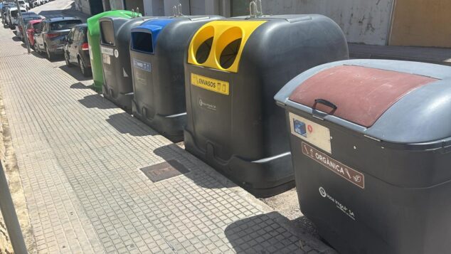 Imagen: Fila de contenedores de reciclaje de distintos colores en una acera de Benissa, con el contenedor marrón de orgánica en primer plano.