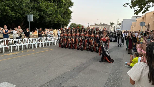 La historia de Els Poblets cobra vida en el gran desfile de Moros y Cristianos 2026 80 desfile moros y cristianos els poblets 2026 80