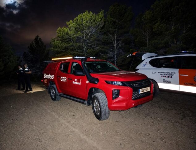 Imagen: Vehículos de Bomberos y Protección Civil de Calp en un camino de tierra de noche durante el dispositivo de búsqueda en Oltà.