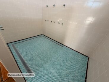 Duchas renovadas de los vestuarios del Esplai Parc de Calp