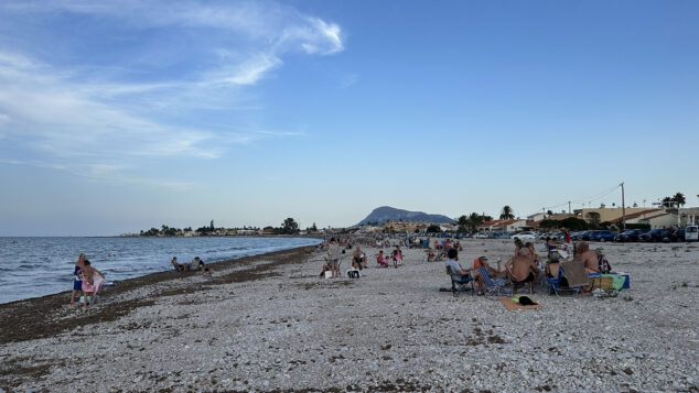 De la decepción a la alegría: así se vivió el eclipse en la Marina Alta con una última sorpresa del cielo 8 eclipse solar desde la playa de la almadrava 02