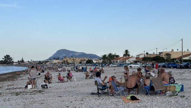 De la decepción a la alegría: así se vivió el eclipse en la Marina Alta con una última sorpresa del cielo 9 eclipse solar desde la playa de la almadrava 03