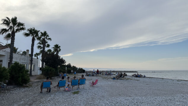De la decepción a la alegría: así se vivió el eclipse en la Marina Alta con una última sorpresa del cielo 10 eclipse solar desde la playa de la almadrava 04