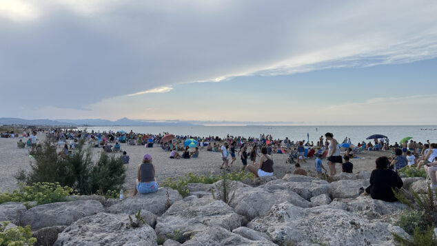 De la decepción a la alegría: así se vivió el eclipse en la Marina Alta con una última sorpresa del cielo 13 eclipse solar desde la playa de la almadrava 07