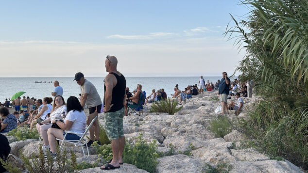 De la decepción a la alegría: así se vivió el eclipse en la Marina Alta con una última sorpresa del cielo 14 eclipse solar desde la playa de la almadrava 08