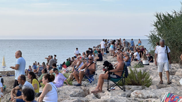 De la decepción a la alegría: así se vivió el eclipse en la Marina Alta con una última sorpresa del cielo 16 eclipse solar desde la playa de la almadrava 11