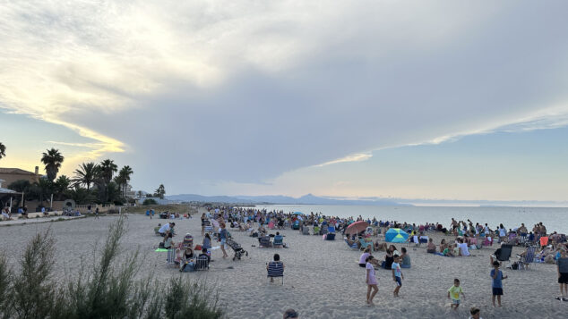 De la decepción a la alegría: así se vivió el eclipse en la Marina Alta con una última sorpresa del cielo 17 eclipse solar desde la playa de la almadrava 12