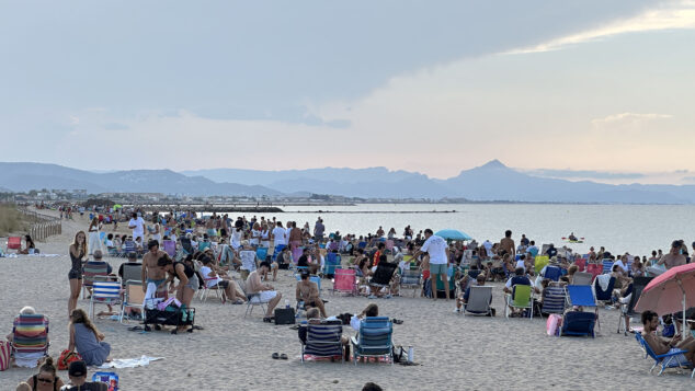 De la decepción a la alegría: así se vivió el eclipse en la Marina Alta con una última sorpresa del cielo 20 eclipse solar desde la playa de la almadrava 15
