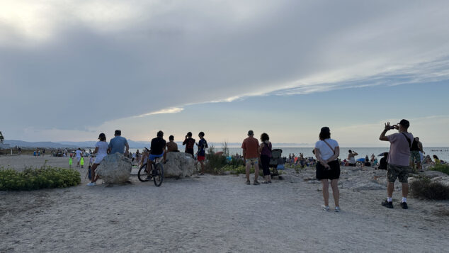 De la decepción a la alegría: así se vivió el eclipse en la Marina Alta con una última sorpresa del cielo 23 eclipse solar desde la playa de la almadrava 18
