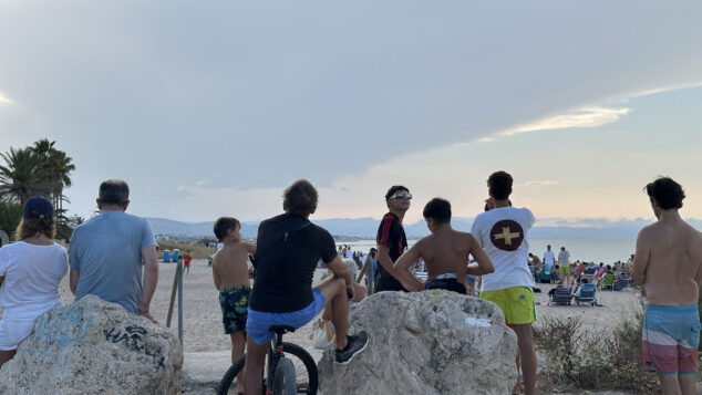 De la decepción a la alegría: así se vivió el eclipse en la Marina Alta con una última sorpresa del cielo 25 eclipse solar desde la playa de la almadrava 21