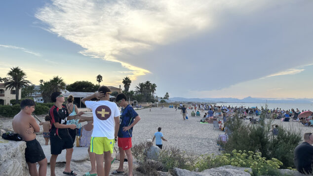 De la decepción a la alegría: así se vivió el eclipse en la Marina Alta con una última sorpresa del cielo 27 eclipse solar desde la playa de la almadrava 23