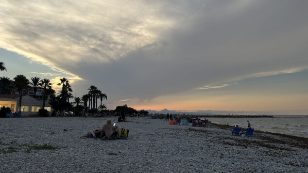 De la decepción a la alegría: así se vivió el eclipse en la Marina Alta con una última sorpresa del cielo 39 eclipse solar desde la playa de la almadrava 36