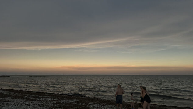 De la decepción a la alegría: así se vivió el eclipse en la Marina Alta con una última sorpresa del cielo 43 eclipse solar desde la playa de la almadrava 40