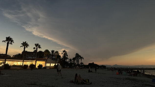 De la decepción a la alegría: así se vivió el eclipse en la Marina Alta con una última sorpresa del cielo 45 eclipse solar desde la playa de la almadrava 43