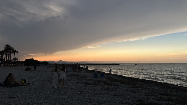 De la decepción a la alegría: así se vivió el eclipse en la Marina Alta con una última sorpresa del cielo 46 eclipse solar desde la playa de la almadrava 44