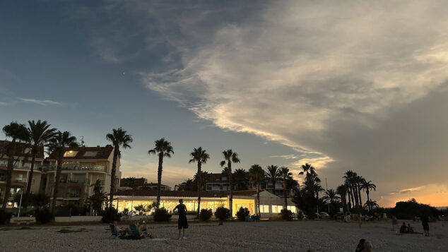 De la decepción a la alegría: así se vivió el eclipse en la Marina Alta con una última sorpresa del cielo 47 eclipse solar desde la playa de la almadrava 45
