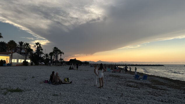 De la decepción a la alegría: así se vivió el eclipse en la Marina Alta con una última sorpresa del cielo 48 eclipse solar desde la playa de la almadrava 46