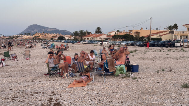 De la decepción a la alegría: así se vivió el eclipse en la Marina Alta con una última sorpresa del cielo 50 eclipse solar desde la playa de la almadrava 48