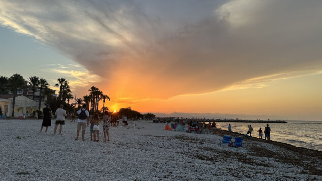 De la decepción a la alegría: así se vivió el eclipse en la Marina Alta con una última sorpresa del cielo 51 eclipse solar desde la playa de la almadrava 49
