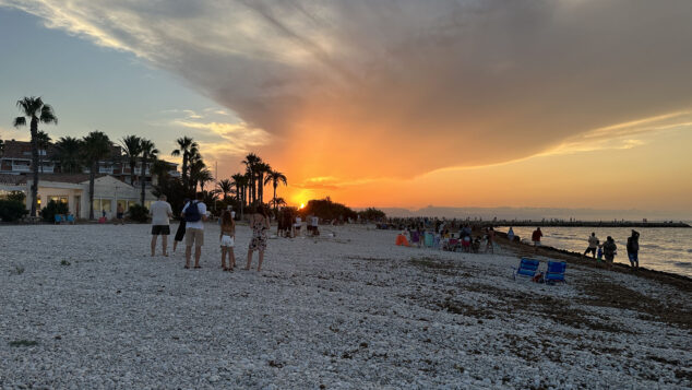 De la decepción a la alegría: así se vivió el eclipse en la Marina Alta con una última sorpresa del cielo 52 eclipse solar desde la playa de la almadrava 50