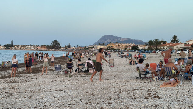 De la decepción a la alegría: así se vivió el eclipse en la Marina Alta con una última sorpresa del cielo 56 eclipse solar desde la playa de la almadrava 54