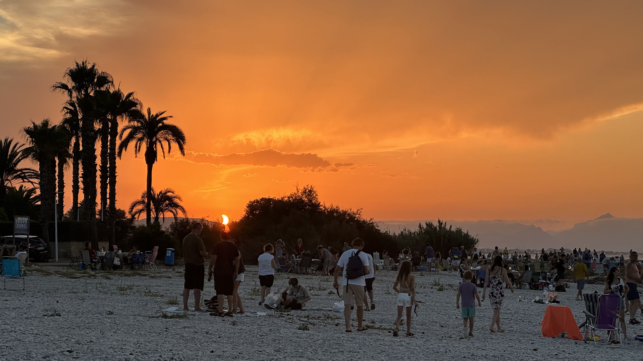 eclipse solar se deja ver en sus fases finales en la playa de la almadrava