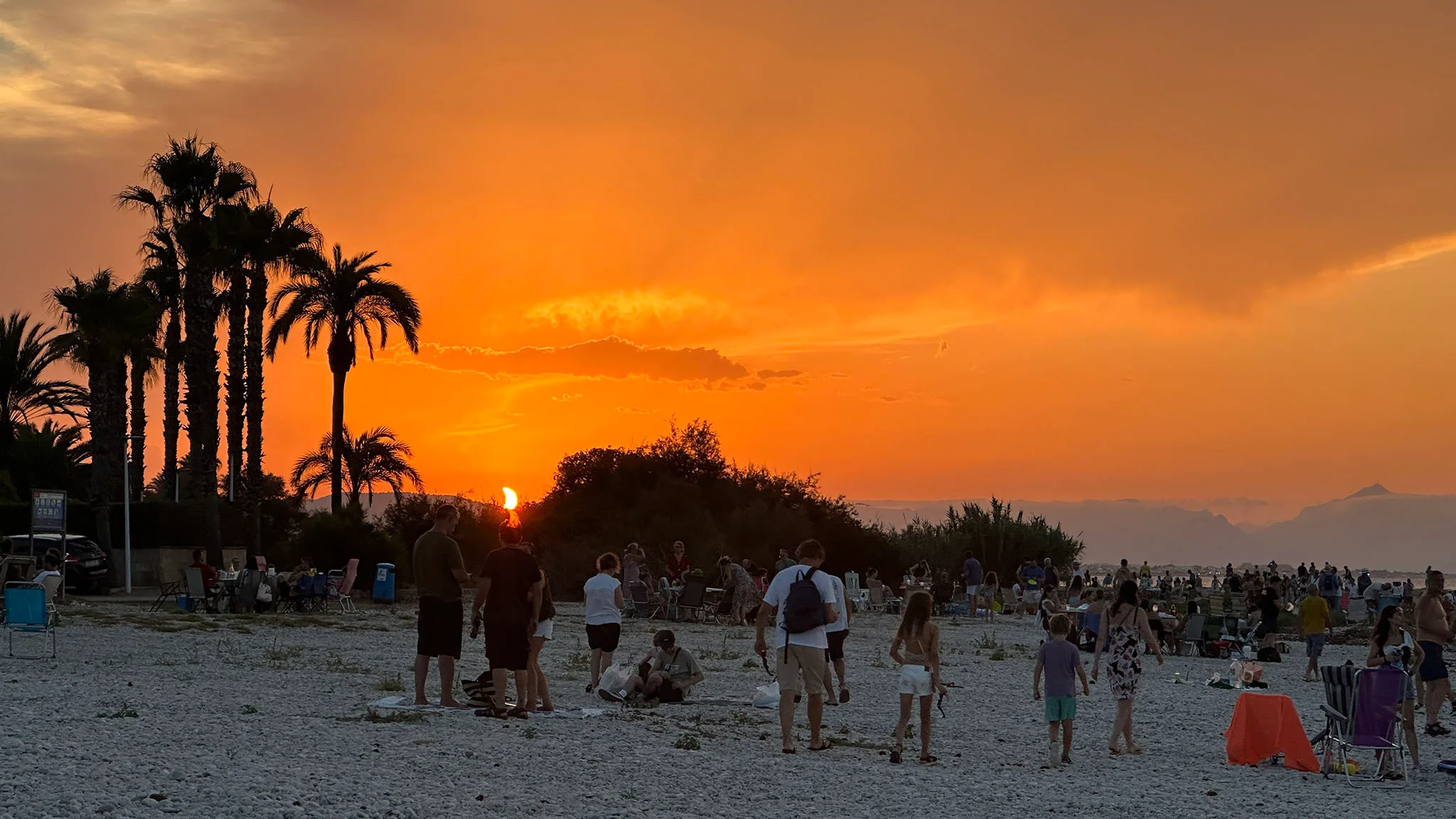 eclipse solar se deja ver en sus fases finales en la playa de la almadrava