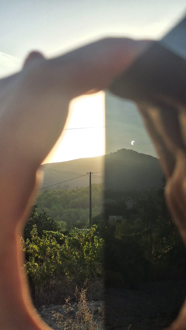 De la decepción a la alegría: así se vivió el eclipse en la Marina Alta con una última sorpresa del cielo 6 Imagen: El fotógrafo de Dénia Fran Martínez capta el eclipse desde Benissa