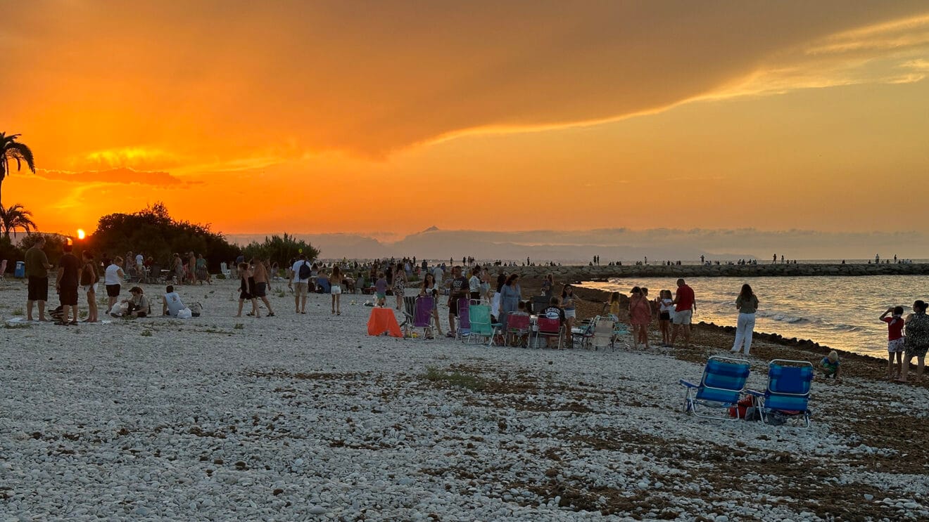 El sol hizo acto de presencia durante el final del eclipse solar desde la playa de la Almadrava