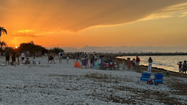 De la decepción a la alegría: así se vivió el eclipse en la Marina Alta con una última sorpresa del cielo 5 Imagen: El sol hizo acto de presencia durante el final del eclipse solar desde la playa de la Almadrava