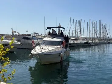 Balance de vigilancia marina en Xàbia: más de 500 embarcaciones advertidas este año por fondear sobre posidonia 39 embarcacion guardacostas a su llegada al club nautico javea