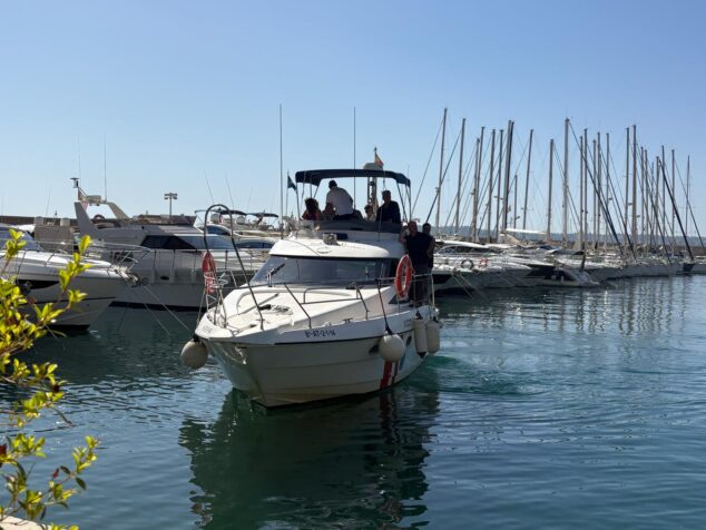 embarcacion guardacostas a su llegada al club nautico javea
